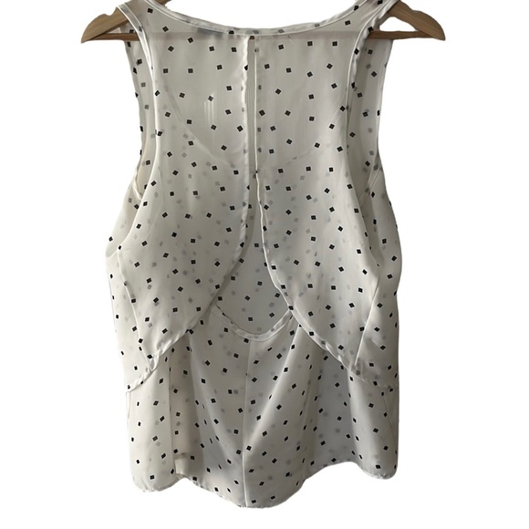 Adorable sleeveless blouse with keyhole back - Picture 3 of 4